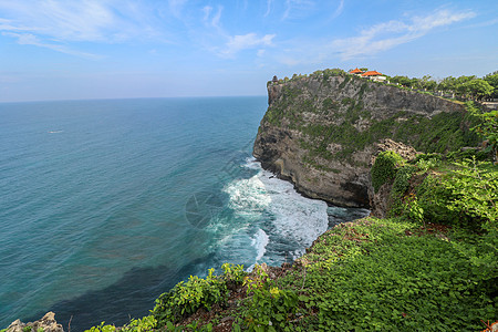 是一座位于印度尼西亚巴厘岛的巴厘岛印度教海神庙 它以其位于悬崖顶上的壮丽位置而闻名 惊人的风景与蓝天和海的峭壁海洋吸引力游客寺庙图片