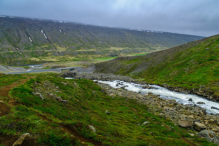 冰岛东部的景观岩石绿色天空旅行旅游荒野蓝色风景戒指图片