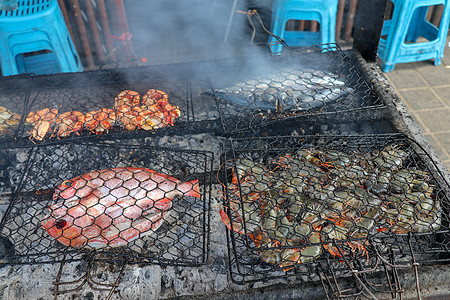 在金巴兰热带巴厘岛的鱼市上 在优质的 warung 中供应为烧烤准备的食物 新鲜 健康 美味的海鲜 鱼 虾 小龙虾 章鱼 鱿鱼 图片