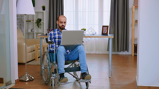 远程工作的残疾人自由自由职业者图片