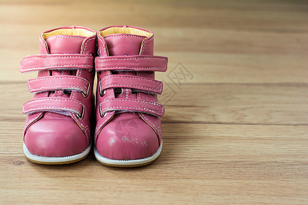 粉红孩子的鞋子 木本底 儿童皮靴图片