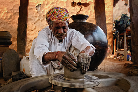 来自印度拉贾斯坦邦Udaipur的Shilpagram手工艺品制陶模具手工黏土知识作坊男人制品陶瓷工匠图片