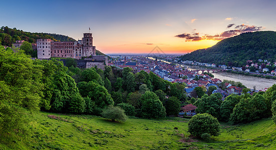 美中中世纪镇海德堡的全景 包括C天线蓝色建筑学爬坡城堡建筑物脖子地标城市旅游图片