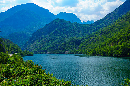 内雷特瓦河上的雅布拉尼科湖农村旅游蒟蒻蓝色假期旅行风景图片