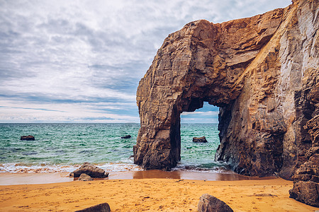 尖形拱门壮观的自然悬崖和石形拱门 a海洋粉笔吸引力天空假期风景支撑海浪石头蓝色背景