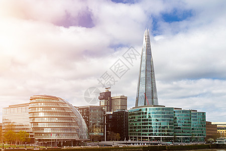 英国泰晤士河上空的伦敦市天桥办公室全球蓝色建筑玻璃建筑学码头工作首都金融图片