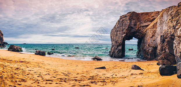 壮观的自然悬崖和石形拱门 a石头支撑海浪旅行假期风景爬坡旅游海岸粉笔图片