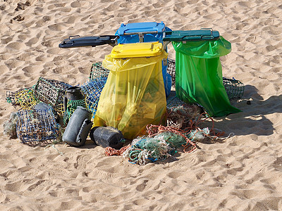葡萄牙在海滩上用捕渔网进行废物回收处理城市储存塑料篮子管理项目垃圾桶龙虾陷阱环境图片