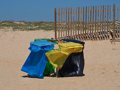 在葡萄牙沙滩上进行废物分离城市溢洪道街道垃圾箱眼镜回收垃圾储存包装海滩图片