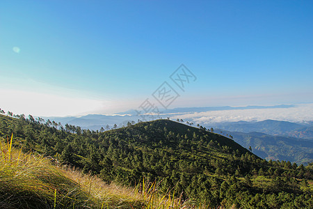 诸山如云彩般的仰望蓝色场景天空阳光生态木头公园土地旅游全景图片