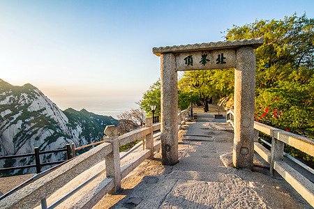 中国华山山山悬崖旅行树木寺庙国家天空公园图片