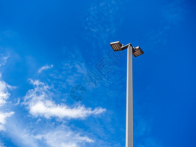 蓝天空背景的LED街灯杆人行道灯泡金属街道邮政技术聚光灯民众大街玻璃图片