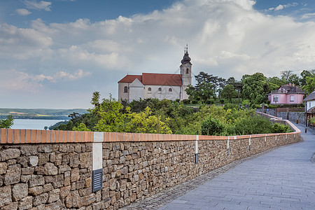 匈牙利巴拉顿湖的蓝色风景艺术村庄白色全景寺庙教会入口场景图片