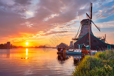 日落时 荷兰的风车农村景点研磨农业观光胜地农场反射旅游旅行图片