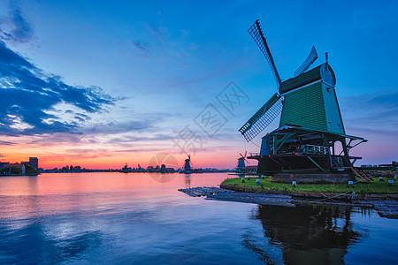 荷兰的著名旅游景点风车旅行农村反射胜地日落农业风景观光游客农场图片