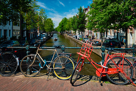 城市自行车阿姆斯特丹运河 在桥上装有船只和自行车运输建筑风景旅游游客目的地特丹旅行首都地标背景