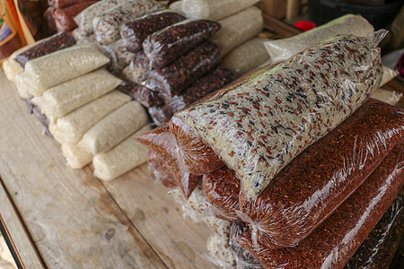塑料真空袋中五种不同的大米类型 包括五种不同的大米销售麦片产品营养农业杂货店烹饪市场小菜稀饭图片