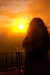 一个女人的影子 站着看雾和日出砂岩女性自由顶峰薄雾女孩游客阴影衬衫太阳图片