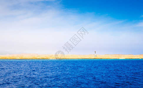 红海海岸和蓝天空的风云在埃及笼罩着高清图片