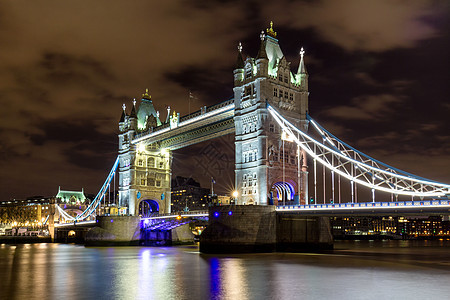 伦敦铁塔桥夜幕照亮吸引力纪念碑运输市中心地标首都旅游城市塔桥照明图片