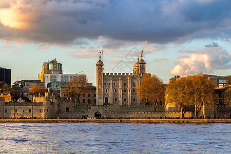 位于泰晤士河北岸的伦敦塔台历史性天气英语堡垒地标首都纪念碑工程建筑学城堡图片