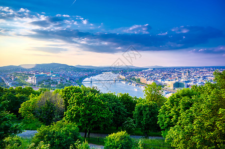 匈牙利布达佩斯空中观察 匈牙利布达佩斯地标景观爬坡城市旅行建筑学蓝色天线天际全景图片