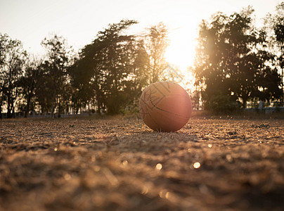 草地上的篮球 公共体育场的日落光幕背景图片