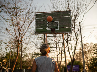 夏季日 亚洲老年男子在操场打篮球 健康生活方式和保健概念是健康的 笑声运动卫生民众长老成年人乐趣活动篮球玩家体育场图片