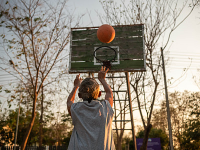 夏季日 亚洲老年男子在操场打篮球 健康生活方式和保健概念是健康的 笑声乐趣男人退休民众公园男性篮球训练运动阳光图片