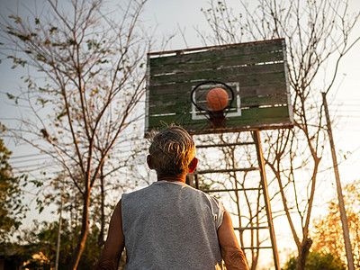 夏季日 亚洲老年男子在操场打篮球 健康生活方式和保健概念是健康的 笑声男人训练卫生退休运动装长老活动游戏民众体育场图片