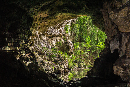 伯利兹的里约池塘瀑布储备天空岩石海浪圣洞溪流环境蓝色森林石头洞穴图片