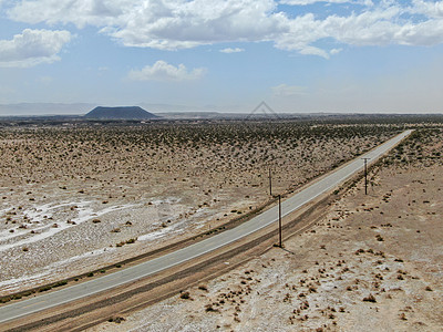 美国Joshua树公园无尽的沙漠直成灰尘的沥青路空中景象风景汽车地标公园爬坡编队蓝色旅行岩石运动图片
