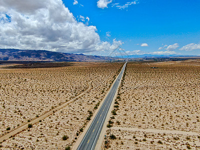 美国Joshua树公园无尽的沙漠直成灰尘的沥青路空中景象汽车国家荒野旅行地标假期蓝色天空爬坡运动图片