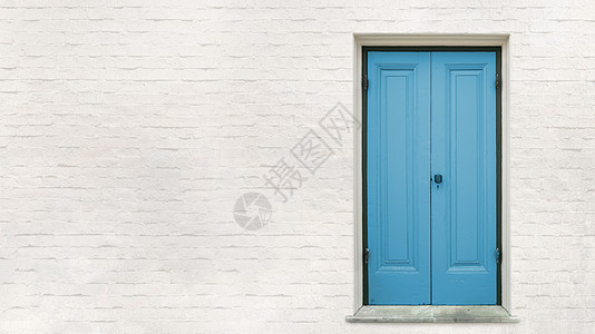 前蓝色木门与白色块墙图片
