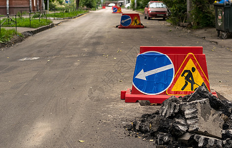 道路标志 绕行 道路背景修路和城市街道沥青碎块的修理工程;以及图片