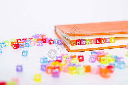 作为书中的书签 关于多彩珠形块的已知字词 教育和知识概念图片