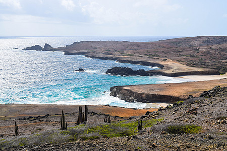 加勒比海阿鲁巴岛上的 Arikok 自然公园 岩石海岸有沙漠和海浪国家海岸线旅行公园石头海洋游客海滩海景蓝色图片