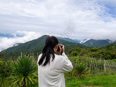在安汗拍摄山上风景的亚裔妇女之后图片