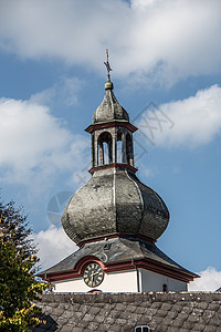 韦斯特瓦尔德达登的巴洛克教堂树叶天空树木风格蓝色尖塔钟楼绿色教会白色图片