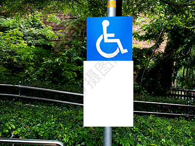 在公园的混凝土坡道上 残疾人在轮椅上签字图片