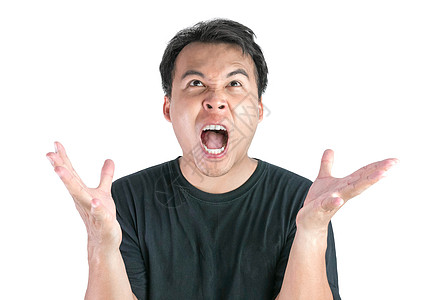 身穿黑色T恤的亚洲男子满脸愤怒和疯狂 白背景被孤立背景图片