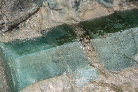 岩石中的绿色环地硅酸盐六边形效应碧玺粮食石头晶体热电水晶图片