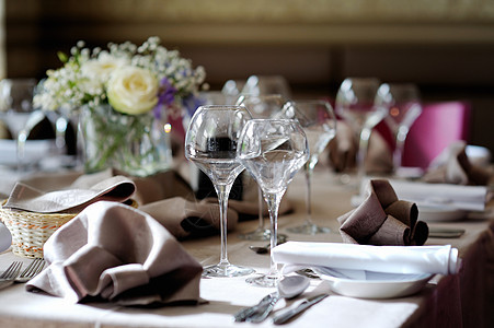 为事件方设定的表格环境丝带眼镜银器陶器餐厅用餐餐饮桌子勺子图片