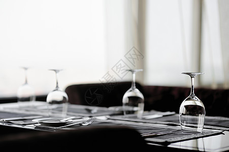 一些葡萄酒杯派对环境用餐银器午餐勺子丝带菜肴桌子奢华图片