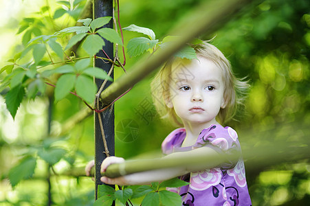 绿色背景的适龄小孩女孩Name婴儿喜悦紫色幸福微笑孩子投标眼睛裙子压痛图片