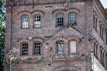 没有窗户的砖头制成的拆除房屋楼梯石工棕色砖房火灾厂区石头逃生仓库出口图片