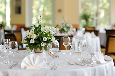 活动晚会或婚礼的表格午餐服务餐饮丝带派对银器奢华桌布餐厅接待图片