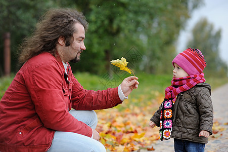 年幼的父亲和他的孩子 在秋天公园图片