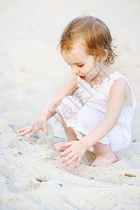 可爱的小孩女孩玩游戏孩子白色海岸场景童年婴儿太阳女孩晴天裙子图片