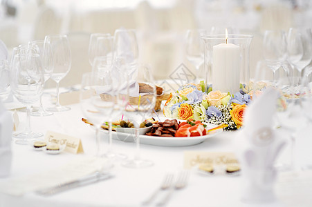 活动晚会或婚礼招待会的表格陶器仪式桌布餐厅奢华婚姻盘子丝带餐巾勺子图片